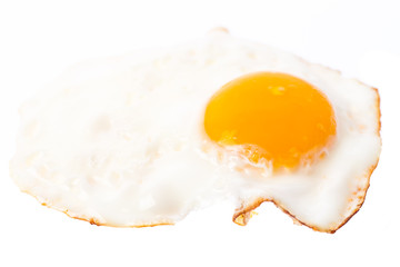 Spiegelei seitlich auf weißem Hintergrund