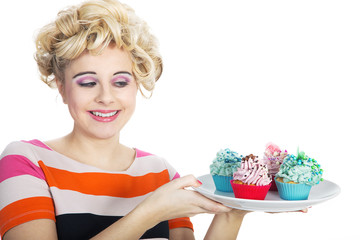 Pinup Frau schielt auf Cupcakes im Retro Style und lacht Porträt
