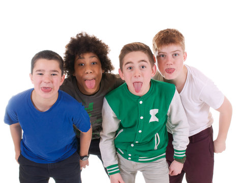 Teenager strecken Zunge heraus