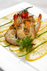 zucchini-carpaccio mit gegrillten rießengarnelen