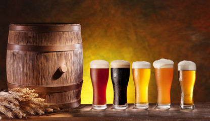 Beer glasses with a wooden barrel.