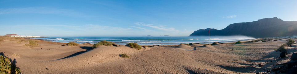 Vista Panoramica della spiaggia di Famara, Lanzarote