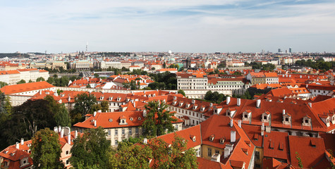 Fototapeta na wymiar Dachach krytych dachówką starych domów w Pradze