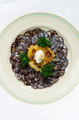 blutwurst-carpaccio mit rösti und broccoli