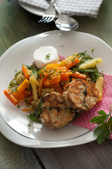 Ziegenkäse mit Semmelknödel und Gemüse