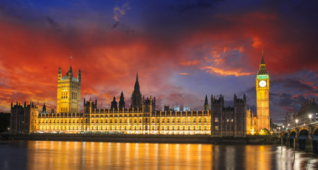 Fototapeta na wymiar Kolory słońca nad Big Ben i Izby Parlamentu - Londyn