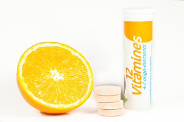 VITAMINES COMPRIMES ET ORANGE