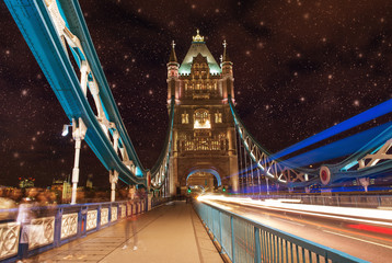 Fototapeta na wymiar Tower Bridge w nocy z tras lekkich samochodów - Londyn