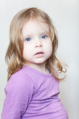 Naklejka premium Portrait of a tranquil young happy girl looking at camera