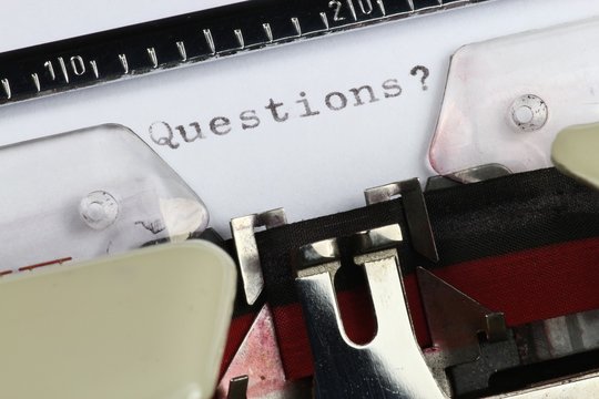 'Questions?' geschrieben auf alter Schreibmaschine