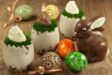 Osterdekoration mit Schokoladen-Osterhasen