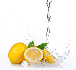 Frische Zitronen mit Spritzwasser, isoliert auf weißem Hintergrund