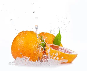  Verse grapefruit met waterplons, die op witte achtergrond wordt geïsoleerd © Jag_cz
