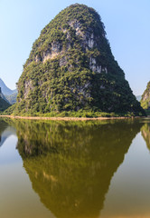 Fototapeta na wymiar Wapiennych wzgórz na rzece Li