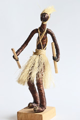 Afrikanischer Tänzer aus Bast