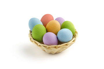 Fototapeta na wymiar Kosz z kolorowych jaja wielkanocne