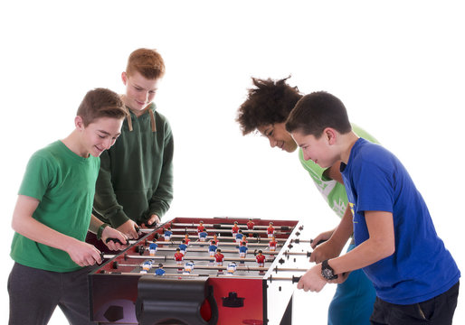 Gruppe Teenager spielt Kicker