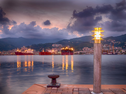 Il Porto di Genova Voltri al tramonto