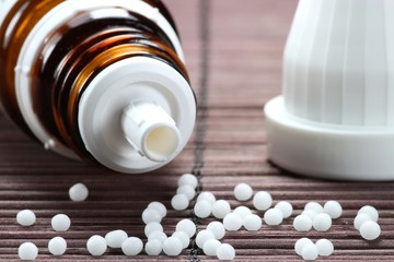 Glasflasche mit homöopathischen Globuli