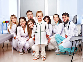 Fototapeta na wymiar Grupa lekarzy w szpitalu.