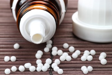 Glasflasche mit homöopathischen Globuli