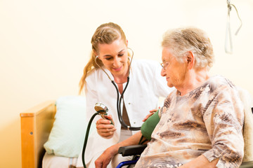 Pflegerin und eine Seniorin im Altenheim
