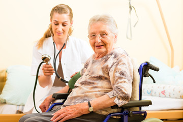 Pflegerin und eine Seniorin im Altenheim