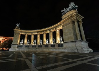 Obraz premium Heroes square in Hungary at night