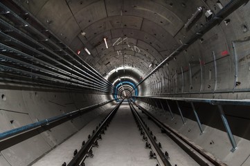 Fototapeta premium Podziemny obiekt z dużym tunelem