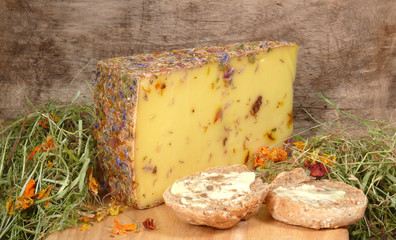 Wildblumenkäse aus Rohmilch