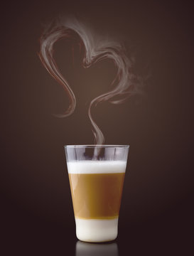 Latte Macchiato mit Dampf in Herzform