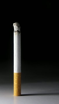 Cigarro consumiéndose