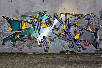 Graffiti lettres colorées sur un mur de rue