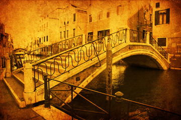 Fototapeta na wymiar nostalgische Ansicht einer Kanalbrücke in Venedig