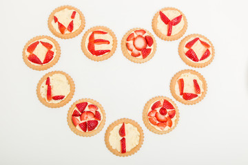 Herz aus Erdbeertörtchen - Erdbeere verteilt