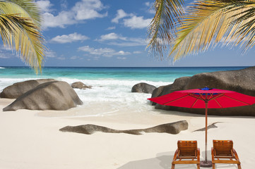 parasol sur plage des Seychelles