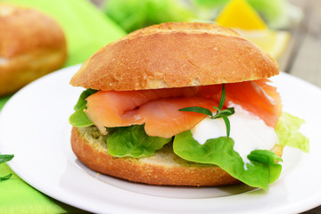 Belegtes Brötchen mit Lachs