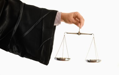 Arm in Robe mit Waage