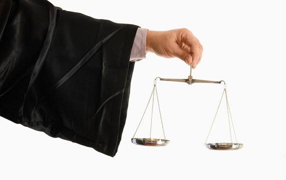 Arm in Robe mit Waage