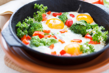 eggs with broccoli and peppers