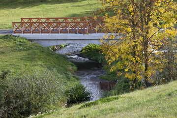 Fototapeta na wymiar A new footbridge over the creek in the park