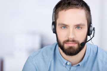 mann mit headset am arbeitsplatz