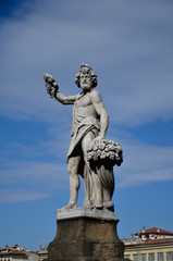 Fototapeta na wymiar Statua jesienią, Ponte Santa Trinita, Florencja