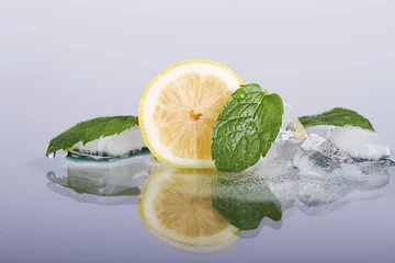 Fotobehang Verse citroen met munt en ijs. © vividflowstudio
