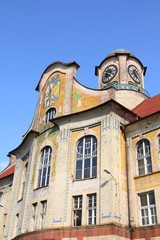 Fototapeta na wymiar Polska - Bytom - stary wysoki budynek szkoły