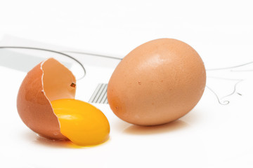 Uova di gallina fresche, uno aperto con albume in uscita