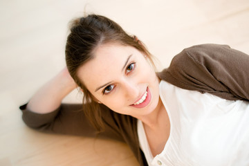 Obraz na płótnie Canvas smiling young attractive woman portrait