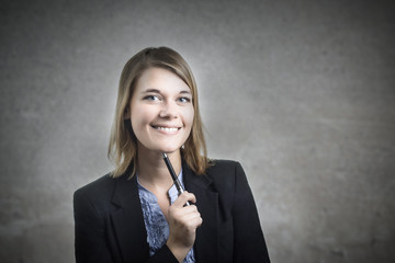 Junge Geschäftsfrau nutzt ihren Kreativitätsstift.