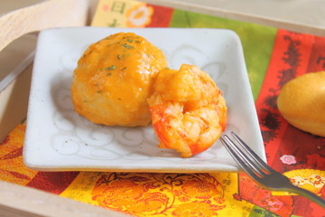 Albóndiga de pescado y gambas