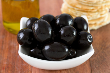 olives with olive oil and toasts